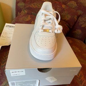 BRAND NEW LOW TOP NIKE AIR FORCE ONE (size 5Y)